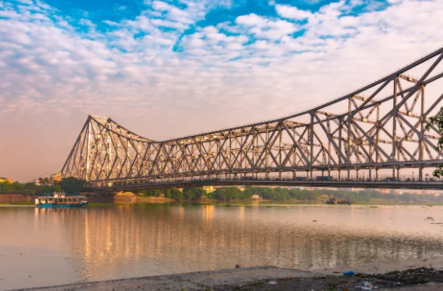 তিলোত্তমার ছায়ায়: ফুটপাথের আগুন ও অশ্রুর গল্প